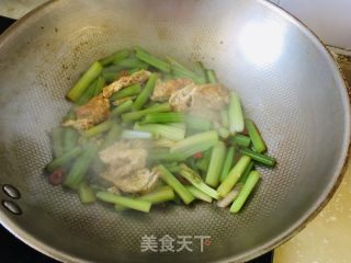 芹菜炒鸡蛋的做法步骤：7