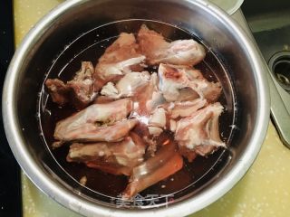 羊肉炖萝卜的做法步骤：1