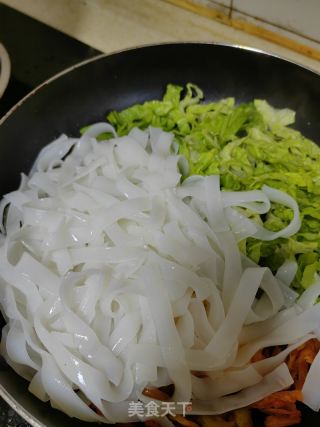 芽菜炒河粉的做法步骤：4