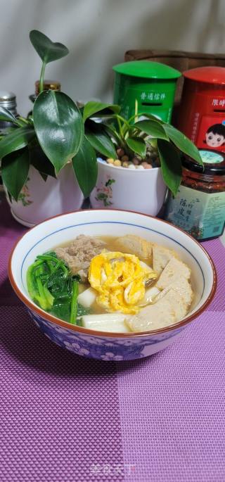 肉饼牛肉蛋皮年糕汤的做法