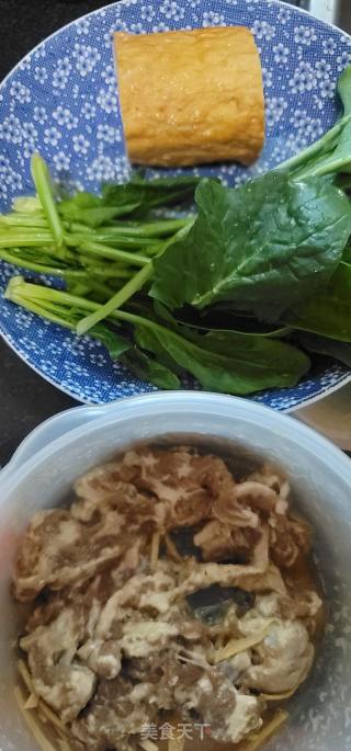 肉饼牛肉蛋皮年糕汤的做法步骤：2