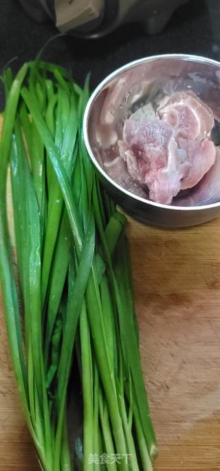 肉丝炒黄豆芽韭菜的做法步骤：2