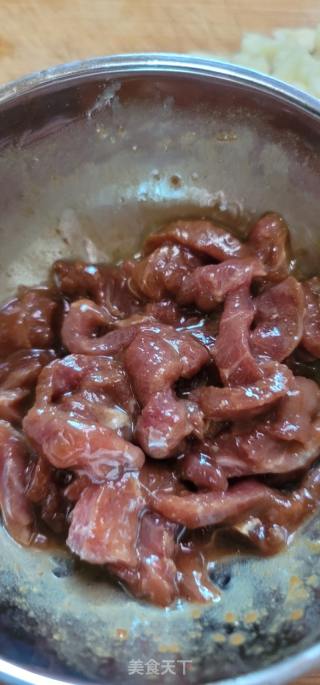 肉丝炒黄豆芽韭菜的做法步骤：4