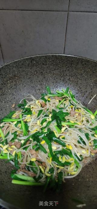 肉丝炒黄豆芽韭菜的做法步骤：13