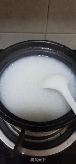 猪红牛肉韭菜粥的做法步骤：1