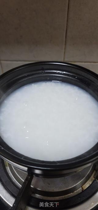 猪红牛肉韭菜粥的做法步骤：2