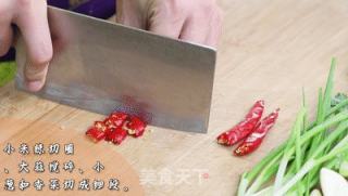 蒜香酸辣鸡爪的做法步骤：1