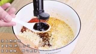蒜香酸辣鸡爪的做法步骤：5