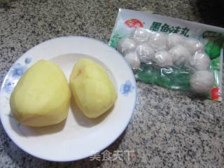 墨鱼丸炒土豆的做法步骤：1