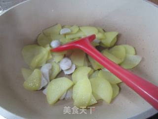 墨鱼丸炒土豆的做法步骤：6