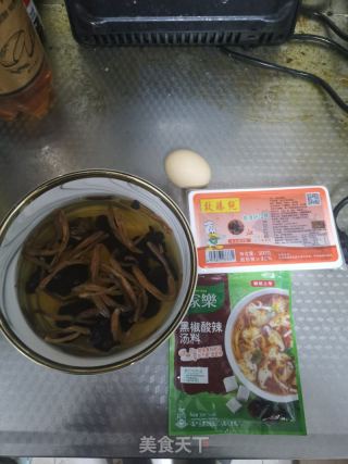 酸辣汤的做法步骤：1