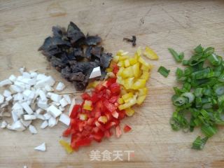 五彩蛋炒饭的做法步骤：1