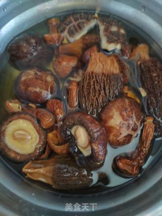杂菇肉汤的做法步骤：1