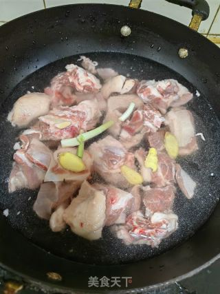 羊排烧冬藕的做法步骤：1