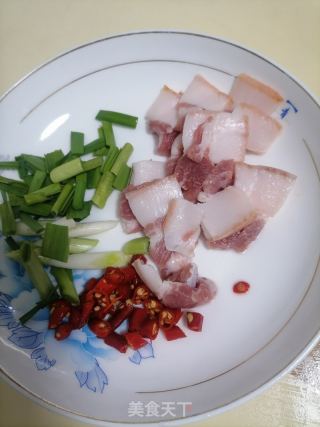 腐竹烧肉的做法步骤：1