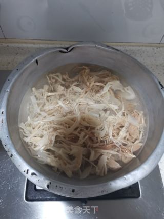 碳烤笋尖炒肉的做法步骤：2