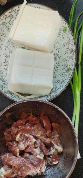 豆腐烧肉的做法步骤：1