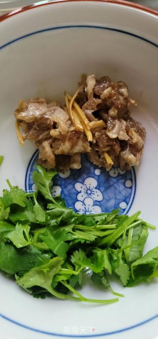 鸡蛋牛肉香菜粥的做法步骤：2