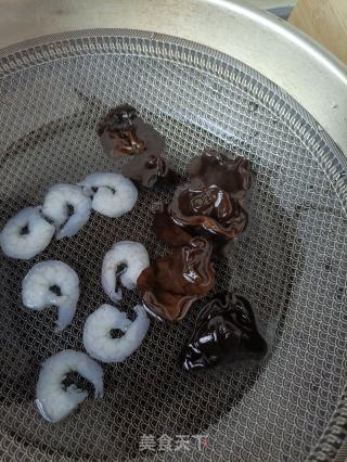 彩椒炒虾仁的做法步骤：2