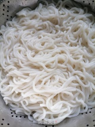 鸡蛋炒米粉的做法步骤：1