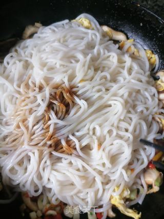 鸡蛋炒米粉的做法步骤：4