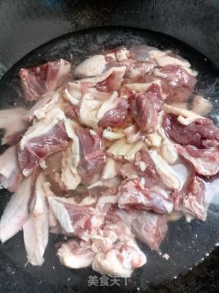 红烧鸭肉的做法步骤：2