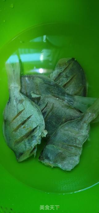 腊肠蒸南昌鱼干的做法步骤：1