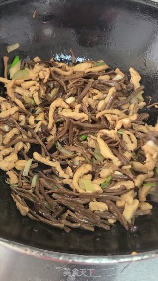 茶树菇炒鸡胸肉的做法步骤：8