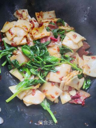 腊肉炒饵块的做法步骤：11