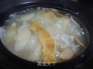 银耳雪梨的做法步骤：1