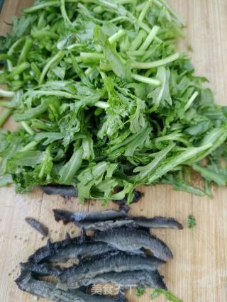 海参鸡蛋炒茼蒿的做法步骤：2