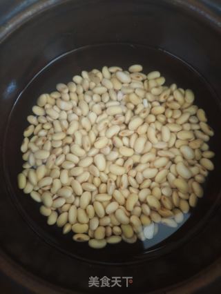 黄豆胡萝卜排骨汤的做法步骤：1