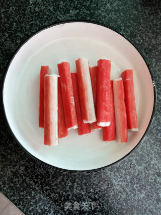 蟹柳炒鸡蛋的做法步骤：2