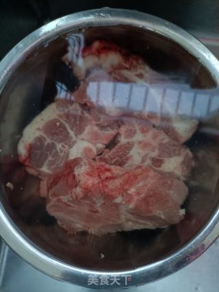 山药玉米炖龙骨的做法步骤：2