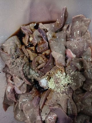 彩椒炒猪肝的做法步骤：5