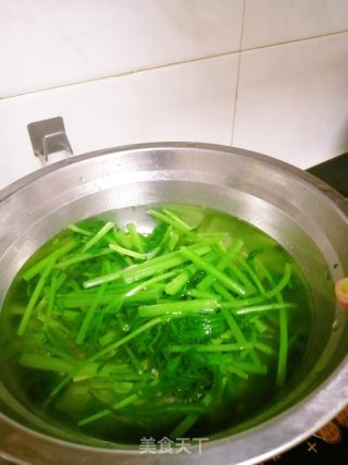 凉拌茼蒿的做法步骤：3