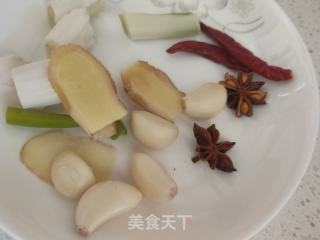红烧鲫鱼的做法步骤：2