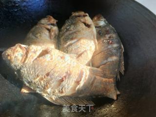 红烧鲫鱼的做法步骤：4