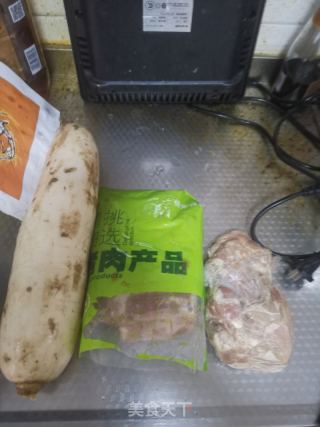 白萝卜炖肉的做法步骤：1