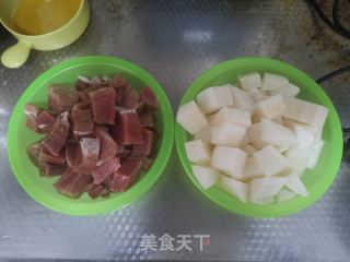 白萝卜炖肉的做法步骤：2