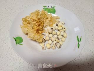 银耳枸杞汤的做法步骤：1