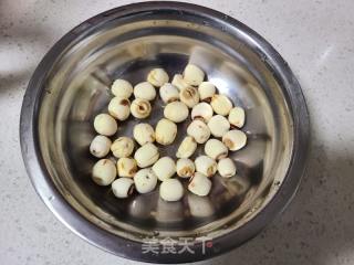 银耳枸杞汤的做法步骤：3