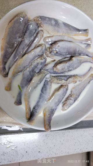 干炸小黄鱼的做法步骤：2