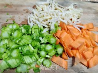 鸡肉杂蔬烧豆皮的做法步骤：2