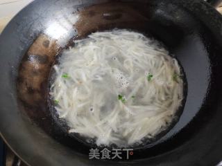 虾仁芥菜豆皮汤的做法步骤：5