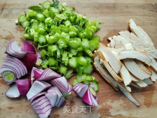 芥菜梗豆干炒牛肉的做法步骤：3