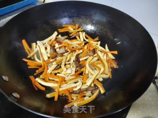 酱肉豆干炒苤蓝的做法步骤：4