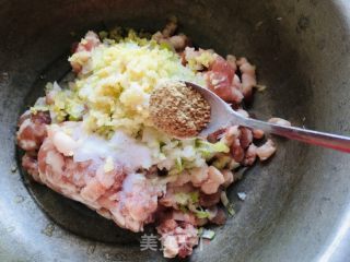 大肉芹菜饺子的做法步骤：1