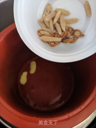 西洋参麦冬炖肉片的做法步骤：4