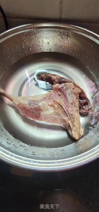 腊鸭腿煲白萝卜汤的做法步骤：1